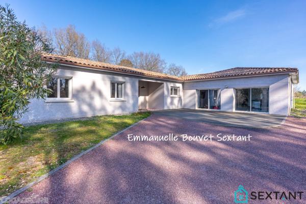 Maison contemporaine de plain-pied à 10 min de Bergerac, 225 m2, piscine, terrain boisé