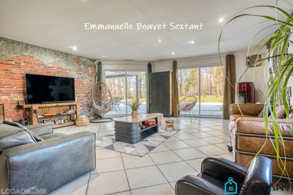 Maison contemporaine de plain-pied à 10 min de Bergerac, 225 m2, piscine, terrain boisé