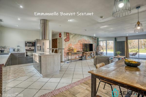 Maison contemporaine de plain-pied à 10 min de Bergerac, 225 m2, piscine, terrain boisé