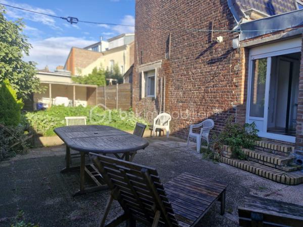 A deux pas du centre, du parc et des voies rapides, venez découvrir cette maison exceptionnelle. Vous recherchez des volumes ? Un hall de 17m² pour vous accueillir, vous donne accès au salon séjour + de 60 m², espace cuisine 20m², sdb avec douche et baignoire, buanderie et cellier. A l'étage un grand palier dessert 3 vraies chambres, un dressing, un bureau de 16m² et le plus une suite parentale de 35m². Pour compléter le tout, un beau jardin sans vis à vis complète ce produit exceptionnel ! Cette maison est prête à accueillir votre famille et vos projets. 
Un seul numéro a retenir afin d'organiser une visite 06 50 91 25 58 !