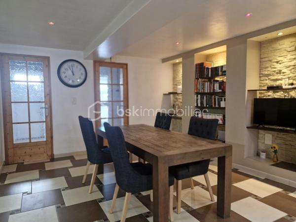 A deux pas du centre, du parc et des voies rapides, venez découvrir cette maison exceptionnelle. Vous recherchez des volumes ? Un hall de 17m² pour vous accueillir, vous donne accès au salon séjour + de 60 m², espace cuisine 20m², sdb avec douche et baignoire, buanderie et cellier. A l'étage un grand palier dessert 3 vraies chambres, un dressing, un bureau de 16m² et le plus une suite parentale de 35m². Pour compléter le tout, un beau jardin sans vis à vis complète ce produit exceptionnel ! Cette maison est prête à accueillir votre famille et vos projets. 
Un seul numéro a retenir afin d'organiser une visite 06 50 91 25 58 !
