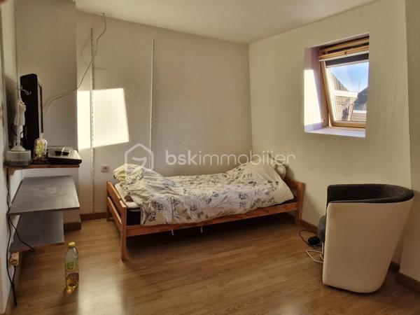 A deux pas du centre, du parc et des voies rapides, venez découvrir cette maison exceptionnelle. Vous recherchez des volumes ? Un hall de 17m² pour vous accueillir, vous donne accès au salon séjour + de 60 m², espace cuisine 20m², sdb avec douche et baignoire, buanderie et cellier. A l'étage un grand palier dessert 3 vraies chambres, un dressing, un bureau de 16m² et le plus une suite parentale de 35m². Pour compléter le tout, un beau jardin sans vis à vis complète ce produit exceptionnel ! Cette maison est prête à accueillir votre famille et vos projets. 
Un seul numéro a retenir afin d'organiser une visite 06 50 91 25 58 !