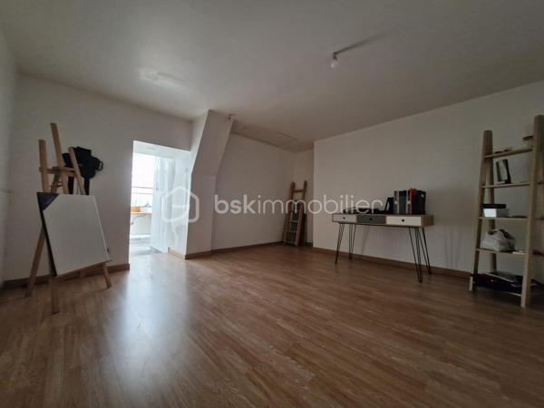 A deux pas du centre, du parc et des voies rapides, venez découvrir cette maison exceptionnelle. Vous recherchez des volumes ? Un hall de 17m² pour vous accueillir, vous donne accès au salon séjour + de 60 m², espace cuisine 20m², sdb avec douche et baignoire, buanderie et cellier. A l'étage un grand palier dessert 3 vraies chambres, un dressing, un bureau de 16m² et le plus une suite parentale de 35m². Pour compléter le tout, un beau jardin sans vis à vis complète ce produit exceptionnel ! Cette maison est prête à accueillir votre famille et vos projets. 
Un seul numéro a retenir afin d'organiser une visite 06 50 91 25 58 !