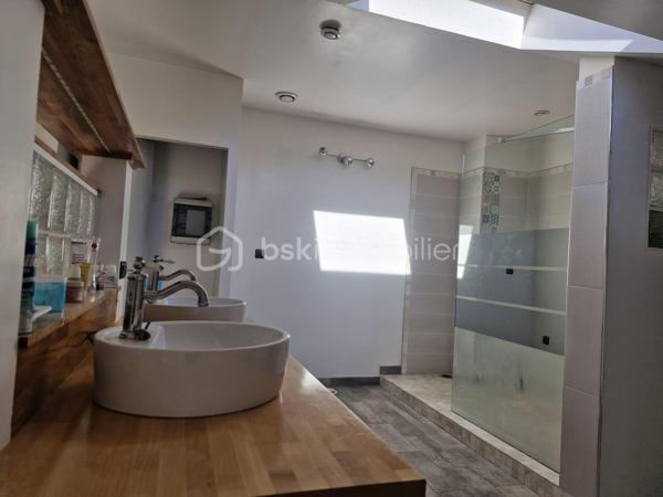 A deux pas du centre, du parc et des voies rapides, venez découvrir cette maison exceptionnelle. Vous recherchez des volumes ? Un hall de 17m² pour vous accueillir, vous donne accès au salon séjour + de 60 m², espace cuisine 20m², sdb avec douche et baignoire, buanderie et cellier. A l'étage un grand palier dessert 3 vraies chambres, un dressing, un bureau de 16m² et le plus une suite parentale de 35m². Pour compléter le tout, un beau jardin sans vis à vis complète ce produit exceptionnel ! Cette maison est prête à accueillir votre famille et vos projets. 
Un seul numéro a retenir afin d'organiser une visite 06 50 91 25 58 !
