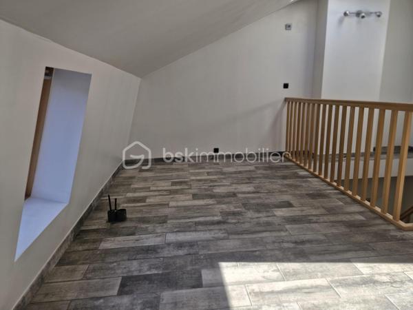 A deux pas du centre, du parc et des voies rapides, venez découvrir cette maison exceptionnelle. Vous recherchez des volumes ? Un hall de 17m² pour vous accueillir, vous donne accès au salon séjour + de 60 m², espace cuisine 20m², sdb avec douche et baignoire, buanderie et cellier. A l'étage un grand palier dessert 3 vraies chambres, un dressing, un bureau de 16m² et le plus une suite parentale de 35m². Pour compléter le tout, un beau jardin sans vis à vis complète ce produit exceptionnel ! Cette maison est prête à accueillir votre famille et vos projets. 
Un seul numéro a retenir afin d'organiser une visite 06 50 91 25 58 !