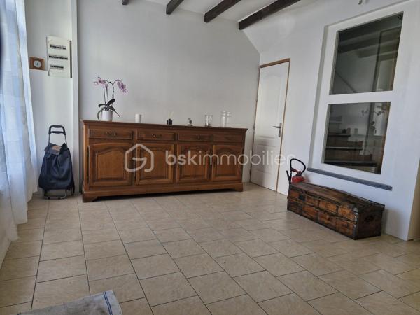A deux pas du centre, du parc et des voies rapides, venez découvrir cette maison exceptionnelle. Vous recherchez des volumes ? Un hall de 17m² pour vous accueillir, vous donne accès au salon séjour + de 60 m², espace cuisine 20m², sdb avec douche et baignoire, buanderie et cellier. A l'étage un grand palier dessert 3 vraies chambres, un dressing, un bureau de 16m² et le plus une suite parentale de 35m². Pour compléter le tout, un beau jardin sans vis à vis complète ce produit exceptionnel ! Cette maison est prête à accueillir votre famille et vos projets. 
Un seul numéro a retenir afin d'organiser une visite 06 50 91 25 58 !