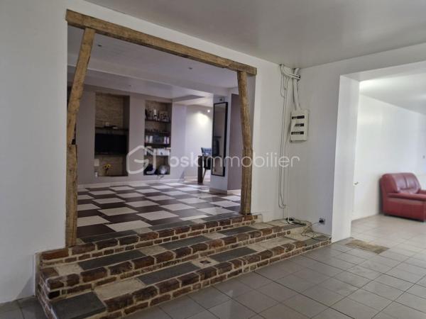 A deux pas du centre, du parc et des voies rapides, venez découvrir cette maison exceptionnelle. Vous recherchez des volumes ? Un hall de 17m² pour vous accueillir, vous donne accès au salon séjour + de 60 m², espace cuisine 20m², sdb avec douche et baignoire, buanderie et cellier. A l'étage un grand palier dessert 3 vraies chambres, un dressing, un bureau de 16m² et le plus une suite parentale de 35m². Pour compléter le tout, un beau jardin sans vis à vis complète ce produit exceptionnel ! Cette maison est prête à accueillir votre famille et vos projets. 
Un seul numéro a retenir afin d'organiser une visite 06 50 91 25 58 !