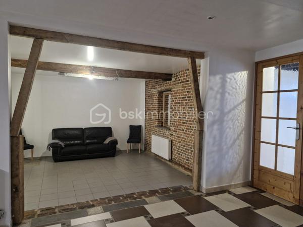 A deux pas du centre, du parc et des voies rapides, venez découvrir cette maison exceptionnelle. Vous recherchez des volumes ? Un hall de 17m² pour vous accueillir, vous donne accès au salon séjour + de 60 m², espace cuisine 20m², sdb avec douche et baignoire, buanderie et cellier. A l'étage un grand palier dessert 3 vraies chambres, un dressing, un bureau de 16m² et le plus une suite parentale de 35m². Pour compléter le tout, un beau jardin sans vis à vis complète ce produit exceptionnel ! Cette maison est prête à accueillir votre famille et vos projets. 
Un seul numéro a retenir afin d'organiser une visite 06 50 91 25 58 !