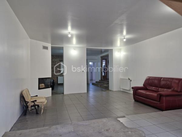 A deux pas du centre, du parc et des voies rapides, venez découvrir cette maison exceptionnelle. Vous recherchez des volumes ? Un hall de 17m² pour vous accueillir, vous donne accès au salon séjour + de 60 m², espace cuisine 20m², sdb avec douche et baignoire, buanderie et cellier. A l'étage un grand palier dessert 3 vraies chambres, un dressing, un bureau de 16m² et le plus une suite parentale de 35m². Pour compléter le tout, un beau jardin sans vis à vis complète ce produit exceptionnel ! Cette maison est prête à accueillir votre famille et vos projets. 
Un seul numéro a retenir afin d'organiser une visite 06 50 91 25 58 !