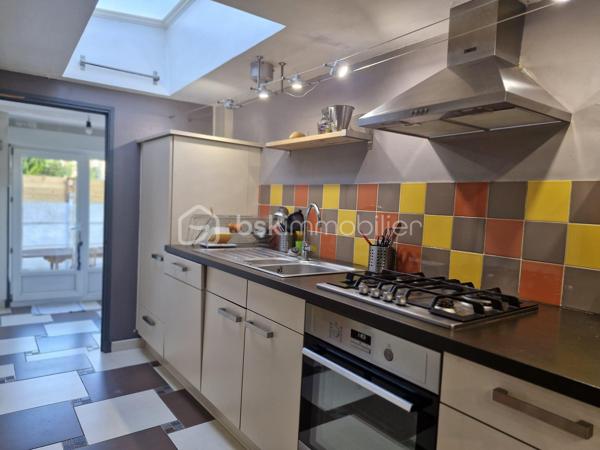 A deux pas du centre, du parc et des voies rapides, venez découvrir cette maison exceptionnelle. Vous recherchez des volumes ? Un hall de 17m² pour vous accueillir, vous donne accès au salon séjour + de 60 m², espace cuisine 20m², sdb avec douche et baignoire, buanderie et cellier. A l'étage un grand palier dessert 3 vraies chambres, un dressing, un bureau de 16m² et le plus une suite parentale de 35m². Pour compléter le tout, un beau jardin sans vis à vis complète ce produit exceptionnel ! Cette maison est prête à accueillir votre famille et vos projets. 
Un seul numéro a retenir afin d'organiser une visite 06 50 91 25 58 !