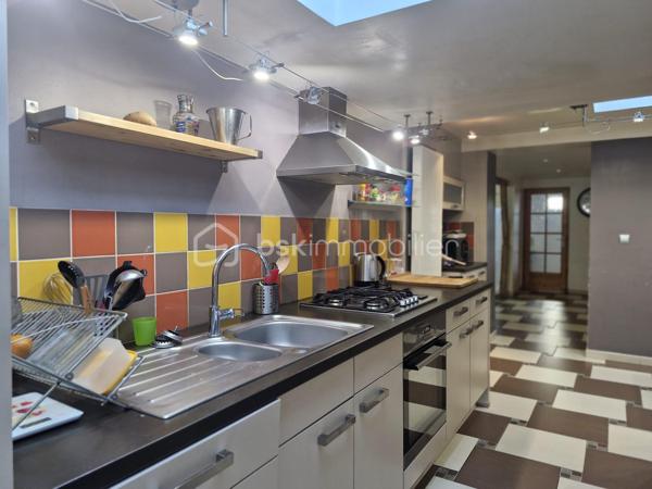 A deux pas du centre, du parc et des voies rapides, venez découvrir cette maison exceptionnelle. Vous recherchez des volumes ? Un hall de 17m² pour vous accueillir, vous donne accès au salon séjour + de 60 m², espace cuisine 20m², sdb avec douche et baignoire, buanderie et cellier. A l'étage un grand palier dessert 3 vraies chambres, un dressing, un bureau de 16m² et le plus une suite parentale de 35m². Pour compléter le tout, un beau jardin sans vis à vis complète ce produit exceptionnel ! Cette maison est prête à accueillir votre famille et vos projets. 
Un seul numéro a retenir afin d'organiser une visite 06 50 91 25 58 !