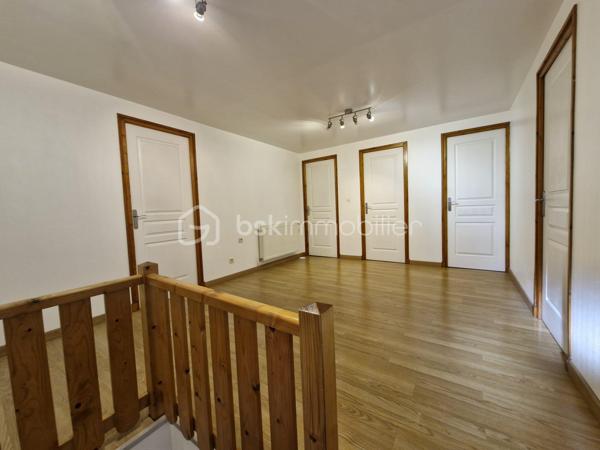 A deux pas du centre, du parc et des voies rapides, venez découvrir cette maison exceptionnelle. Vous recherchez des volumes ? Un hall de 17m² pour vous accueillir, vous donne accès au salon séjour + de 60 m², espace cuisine 20m², sdb avec douche et baignoire, buanderie et cellier. A l'étage un grand palier dessert 3 vraies chambres, un dressing, un bureau de 16m² et le plus une suite parentale de 35m². Pour compléter le tout, un beau jardin sans vis à vis complète ce produit exceptionnel ! Cette maison est prête à accueillir votre famille et vos projets. 
Un seul numéro a retenir afin d'organiser une visite 06 50 91 25 58 !