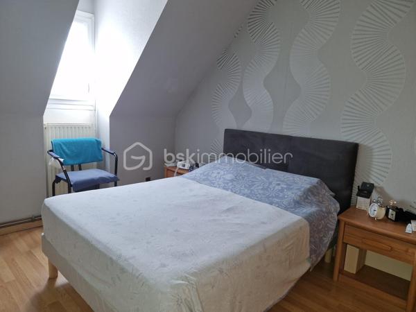 A deux pas du centre, du parc et des voies rapides, venez découvrir cette maison exceptionnelle. Vous recherchez des volumes ? Un hall de 17m² pour vous accueillir, vous donne accès au salon séjour + de 60 m², espace cuisine 20m², sdb avec douche et baignoire, buanderie et cellier. A l'étage un grand palier dessert 3 vraies chambres, un dressing, un bureau de 16m² et le plus une suite parentale de 35m². Pour compléter le tout, un beau jardin sans vis à vis complète ce produit exceptionnel ! Cette maison est prête à accueillir votre famille et vos projets. 
Un seul numéro a retenir afin d'organiser une visite 06 50 91 25 58 !