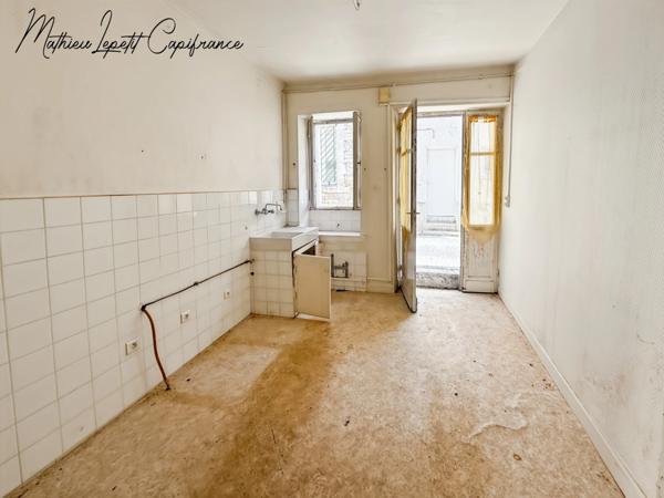 Immeuble à rénover – Centre de THENON (24210) 120 M2