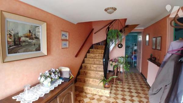 Maison de ville semi-mitoyenne.