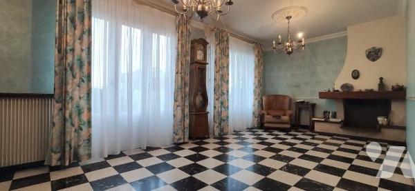 Maison de ville semi-mitoyenne.