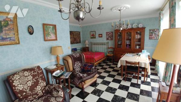 Maison de ville semi-mitoyenne.