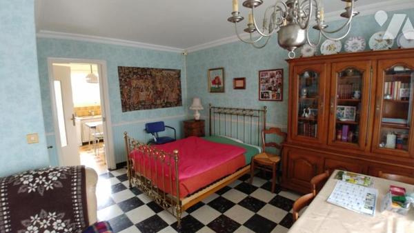 Maison de ville semi-mitoyenne.