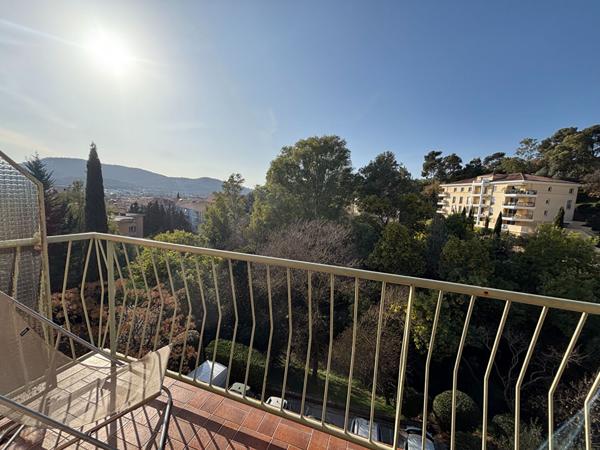 HYERES OUEST PROCHE CENTRE - Appartement T3 de 58 m² - Balcon - Cave