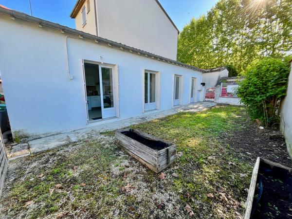 VILLENEUVE SUR LOT , appartement meublé lumineux T2 de plain pied avec JARDIN CLOS. Appartement d'environ 39,92 m2 comprenant : une pièce de vie avec coin cuisine équipée (four, plaque, hotte), petit salon, chambr avec placard, salle d'eau, WC et un jardi , Villeneuve sur lot