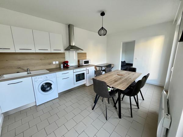 VILLENEUVE SUR LOT , appartement meublé lumineux T2 de plain pied avec JARDIN CLOS. Appartement d'environ 39,92 m2 comprenant : une pièce de vie avec coin cuisine équipée (four, plaque, hotte), petit salon, chambr avec placard, salle d'eau, WC et un jardi , Villeneuve sur lot