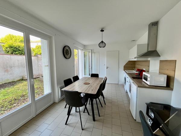 VILLENEUVE SUR LOT , appartement meublé lumineux T2 de plain pied avec JARDIN CLOS. Appartement d'environ 39,92 m2 comprenant : une pièce de vie avec coin cuisine équipée (four, plaque, hotte), petit salon, chambr avec placard, salle d'eau, WC et un jardi , Villeneuve sur lot