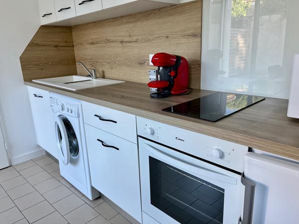 VILLENEUVE SUR LOT , appartement meublé lumineux T2 de plain pied avec JARDIN CLOS. Appartement d'environ 39,92 m2 comprenant : une pièce de vie avec coin cuisine équipée (four, plaque, hotte), petit salon, chambr avec placard, salle d'eau, WC et un jardi , Villeneuve sur lot
