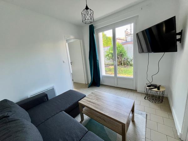 VILLENEUVE SUR LOT , appartement meublé lumineux T2 de plain pied avec JARDIN CLOS. Appartement d'environ 39,92 m2 comprenant : une pièce de vie avec coin cuisine équipée (four, plaque, hotte), petit salon, chambr avec placard, salle d'eau, WC et un jardi , Villeneuve sur lot