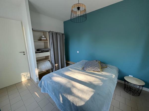 VILLENEUVE SUR LOT , appartement meublé lumineux T2 de plain pied avec JARDIN CLOS. Appartement d'environ 39,92 m2 comprenant : une pièce de vie avec coin cuisine équipée (four, plaque, hotte), petit salon, chambr avec placard, salle d'eau, WC et un jardi , Villeneuve sur lot