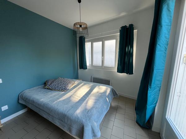VILLENEUVE SUR LOT , appartement meublé lumineux T2 de plain pied avec JARDIN CLOS. Appartement d'environ 39,92 m2 comprenant : une pièce de vie avec coin cuisine équipée (four, plaque, hotte), petit salon, chambr avec placard, salle d'eau, WC et un jardi , Villeneuve sur lot