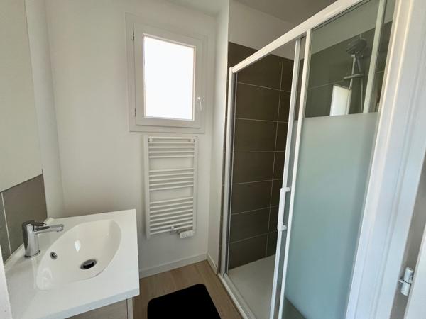 VILLENEUVE SUR LOT , appartement meublé lumineux T2 de plain pied avec JARDIN CLOS. Appartement d'environ 39,92 m2 comprenant : une pièce de vie avec coin cuisine équipée (four, plaque, hotte), petit salon, chambr avec placard, salle d'eau, WC et un jardi , Villeneuve sur lot