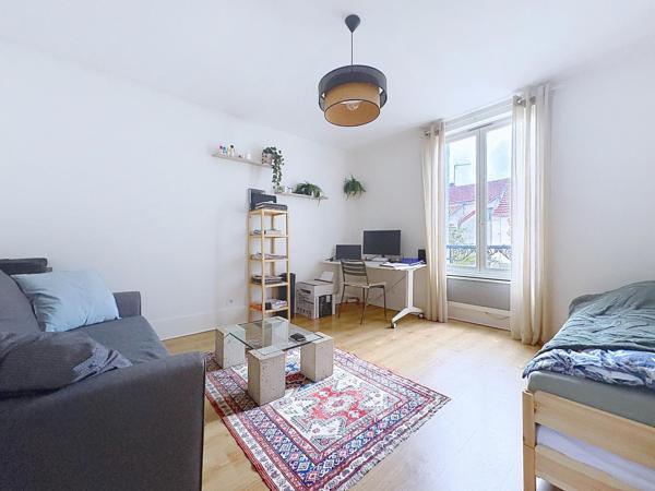 En centre-ville de Houilles, à moins de 12 min à pied du RER A et des lignes L et J, bel appartement 2 pièces au calme et lumineux