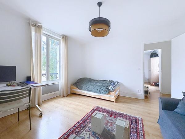 En centre-ville de Houilles, à moins de 12 min à pied du RER A et des lignes L et J, bel appartement 2 pièces au calme et lumineux