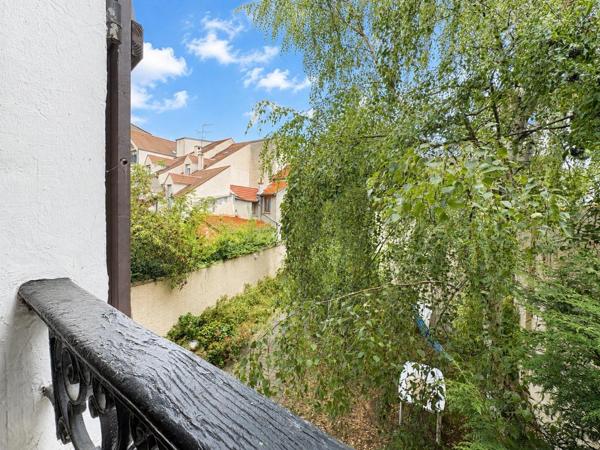 En centre-ville de Houilles, à moins de 12 min à pied du RER A et des lignes L et J, bel appartement 2 pièces au calme et lumineux