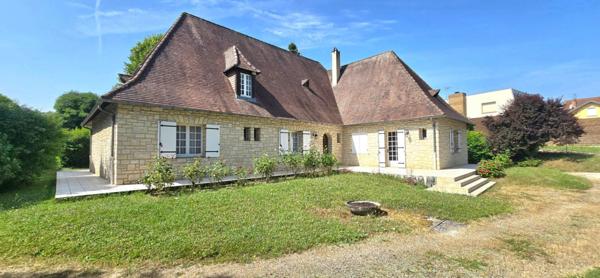 Maison individuelle en pierre, surface habitable 280 m², sur un terrain de 3273 m²