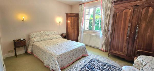 Maison individuelle en pierre, surface habitable 280 m², sur un terrain de 3273 m²