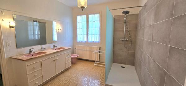 Maison individuelle en pierre, surface habitable 280 m², sur un terrain de 3273 m²