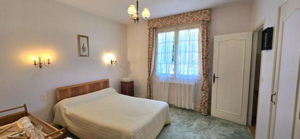 Maison individuelle en pierre, surface habitable 280 m², sur un terrain de 3273 m²