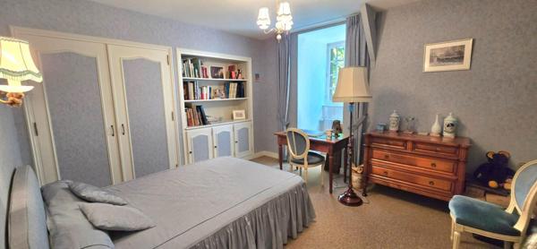 Maison individuelle en pierre, surface habitable 280 m², sur un terrain de 3273 m²