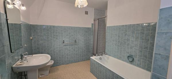 Maison individuelle en pierre, surface habitable 280 m², sur un terrain de 3273 m²