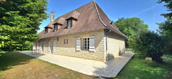 Maison individuelle en pierre, surface habitable 280 m², sur un terrain de 3273 m²