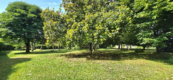 Maison individuelle en pierre, surface habitable 280 m², sur un terrain de 3273 m²