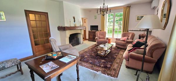 Maison individuelle en pierre, surface habitable 280 m², sur un terrain de 3273 m²