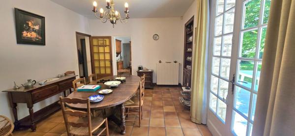 Maison individuelle en pierre, surface habitable 280 m², sur un terrain de 3273 m²