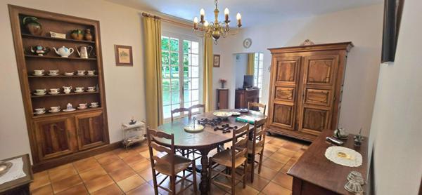 Maison individuelle en pierre, surface habitable 280 m², sur un terrain de 3273 m²