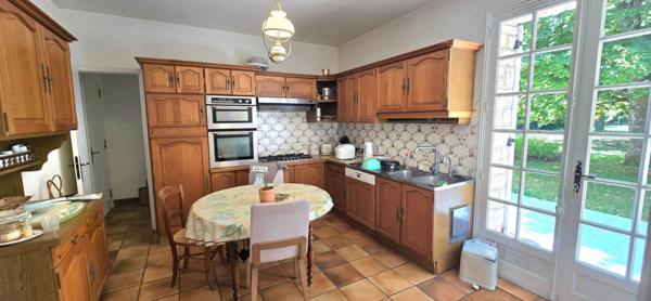 Maison individuelle en pierre, surface habitable 280 m², sur un terrain de 3273 m²