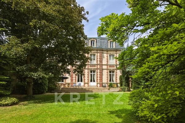 Évreux Centre – Élégant hôtel particulier du XIXᵉ siècle au cœur d’un parc arboré de 2 200 m²