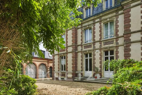 Évreux Centre – Élégant hôtel particulier du XIXᵉ siècle au cœur d’un parc arboré de 2 200 m²