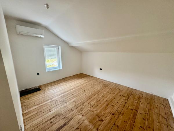 MAISON RENOVEE CLIMATISEE POITIERS 3 CHAMBRES STATIONNEMENT ET EXTERIEUR