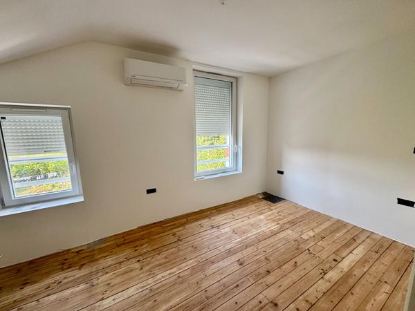 MAISON RENOVEE CLIMATISEE POITIERS 3 CHAMBRES STATIONNEMENT ET EXTERIEUR